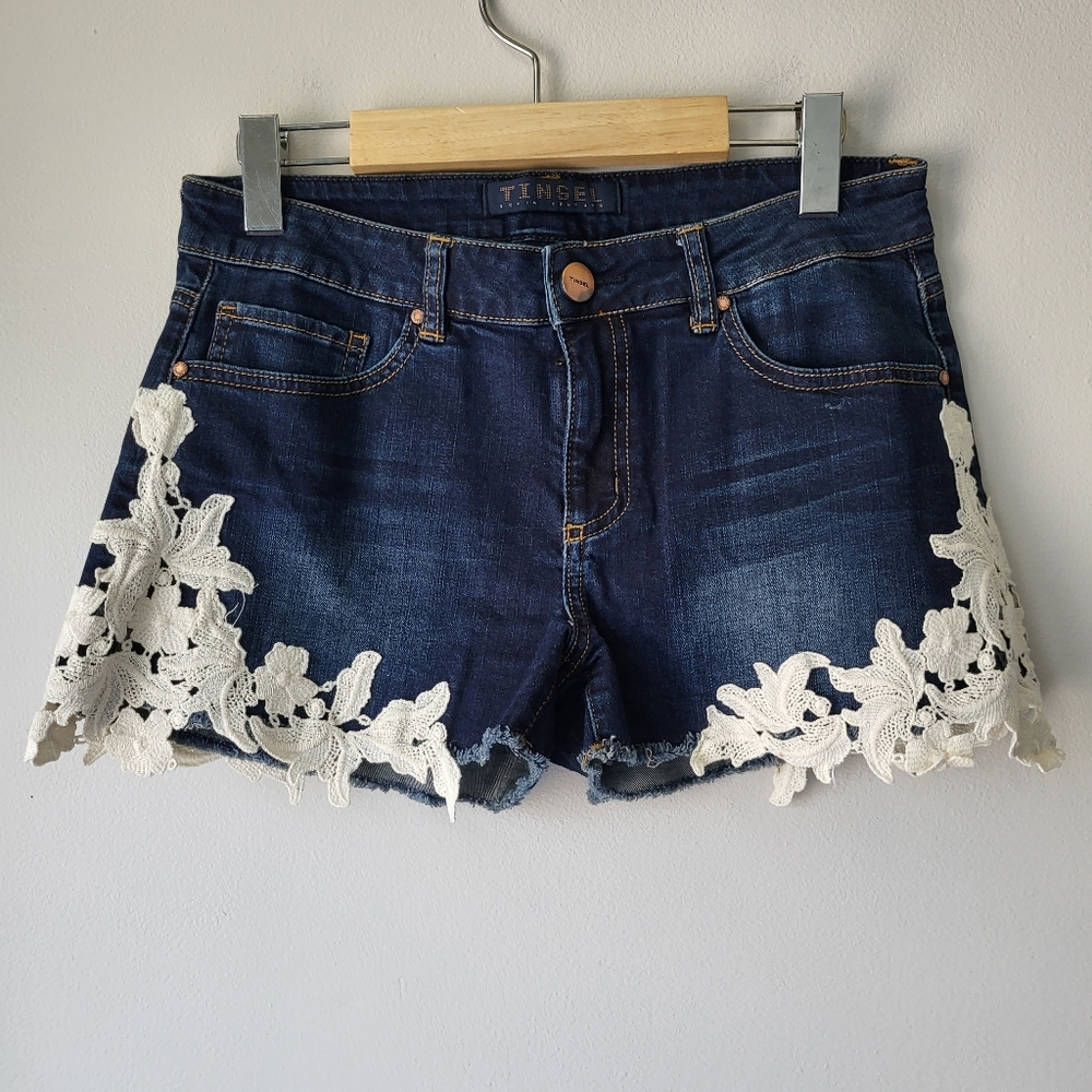 Tinsel dark wash side floral embroidered detail zipper fly Size 28